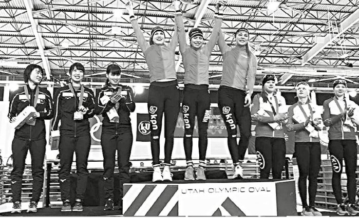 Panczenistki Pilicy (od prawej) na podium mistrzostw świata juniorów