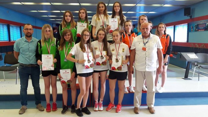 Wśród dziewcząt zwyciężyła drużyna Pilicy Tomaszów Mazowiecki, która zagrała najrówniej wynikowo i zdecydowanie najwyżej. Miejsce drugie dla Dziewiątki-Amica Wronki a trzecie dla Alfy-Vector Tarnowo Podgórne.